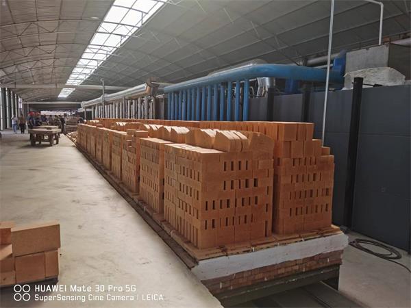 108.8×2.4米煤氣天然氣燒粘土磚高效高產(chǎn)節(jié)能隧道窯生產(chǎn)線(xiàn)（設(shè)計(jì)日產(chǎn)200噸，實(shí)際日產(chǎn)240噸，能耗45m3/噸產(chǎn)品）